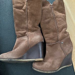 UGG platform Boot -Size 6 -Fur Lining